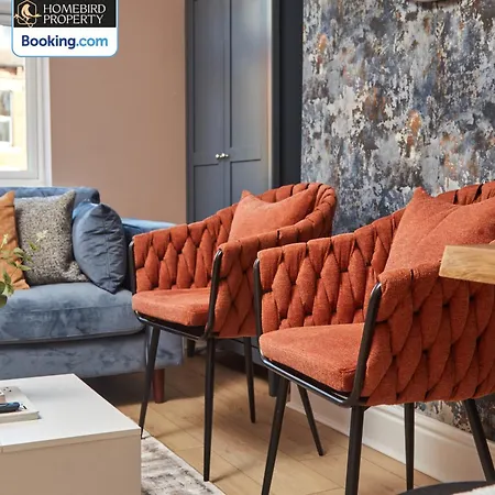 Beautiful 3bdr House By Homebird Management Short Lets & Serviced With Free Parking & Free Wifi *