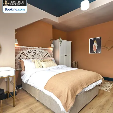 Beautiful 3bdr House By Homebird Management Short Lets & Serviced With Free Parking & Free Wifi *