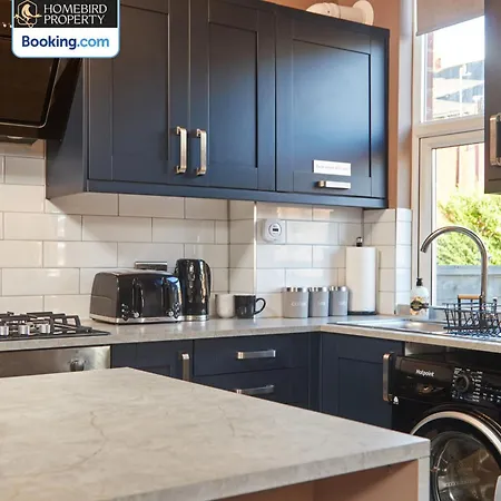 Beautiful 3bdr House By Homebird Management Short Lets & Serviced With Free Parking & Free Wifi *