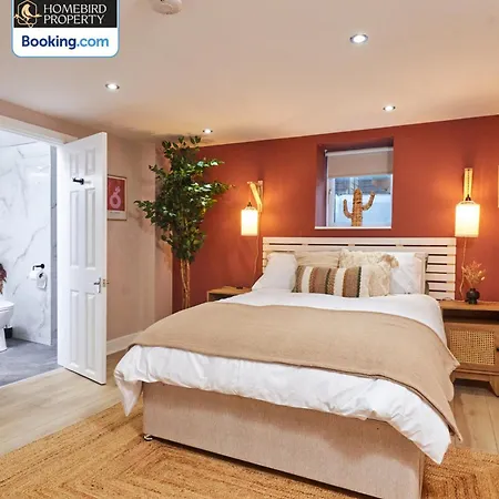 Beautiful 3bdr House By Homebird Management Short Lets & Serviced With Free Parking & Free Wifi * Leeds