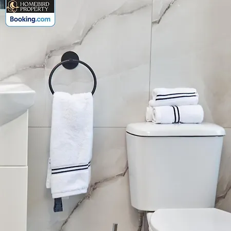 Beautiful 3bdr House By Homebird Management Short Lets & Serviced With Free Parking & Free Wifi * Leeds