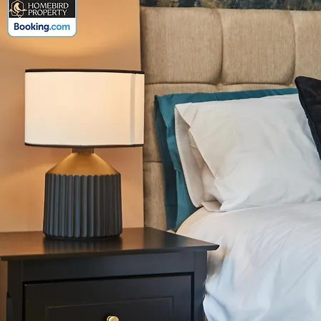 Beautiful 3bdr House By Homebird Management Short Lets & Serviced With Free Parking & Free Wifi Leeds