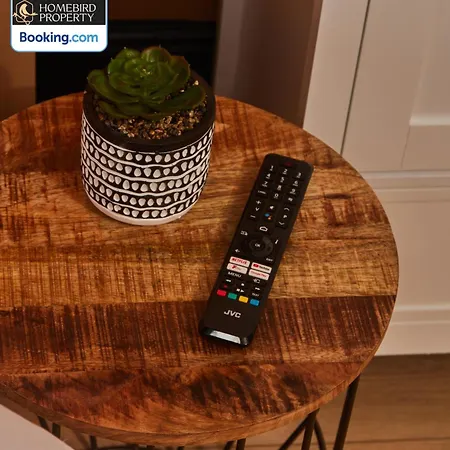 Beautiful 3bdr House By Homebird Management Short Lets & Serviced With Free Parking & Free Wifi * Leeds