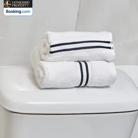 Beautiful 3bdr House By Homebird Management Short Lets & Serviced With Free Parking & Free Wifi *