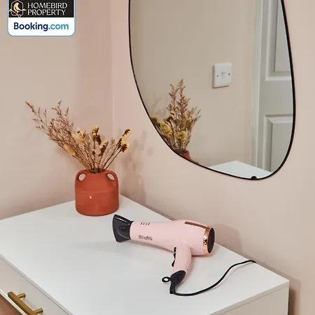 Beautiful 3bdr House By Homebird Management Short Lets & Serviced With Free Parking & Free Wifi