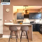 Beautiful 3bdr House By Homebird Management Short Lets & Serviced With Free Parking & Free Wifi *