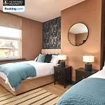 Semesterbostad Beautiful 3bdr House By Homebird Management Short Lets & Serviced With Free Parking & Free Wifi Leeds (West Yorkshire)