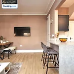 Beautiful 3bdr House By Homebird Management Short Lets & Serviced With Free Parking & Free Wifi Leeds (West Yorkshire)