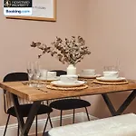 Beautiful 3bdr House By Homebird Management Short Lets & Serviced With Free Parking & Free Wifi Semesterbostad