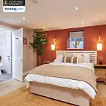 Beautiful 3bdr House By Homebird Management Short Lets & Serviced With Free Parking & Free Wifi * Leeds (West Yorkshire)