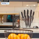 Semesterbostad Beautiful 3bdr House By Homebird Management Short Lets & Serviced With Free Parking & Free Wifi
