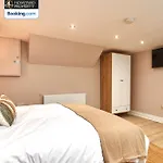 Beautiful 3bdr House By Homebird Management Short Lets & Serviced With Free Parking & Free Wifi Semesterbostad *