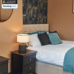 Semesterbostad Beautiful 3bdr House By Homebird Management Short Lets & Serviced With Free Parking & Free Wifi Leeds (West Yorkshire)