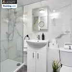 Semesterbostad Beautiful 3bdr House By Homebird Management Short Lets & Serviced With Free Parking & Free Wifi