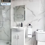 Semesterbostad Beautiful 3bdr House By Homebird Management Short Lets & Serviced With Free Parking & Free Wifi