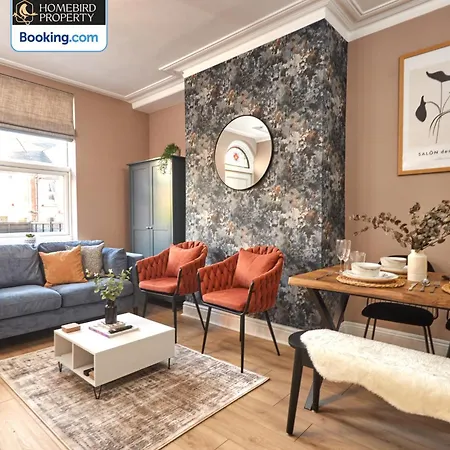 Beautiful 3bdr House By Homebird Management Short Lets & Serviced With Free Parking & Free Wifi