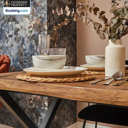 Beautiful 3bdr House By Homebird Management Short Lets & Serviced With Free Parking & Free Wifi Semesterbostad