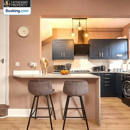 Beautiful 3bdr House By Homebird Management Short Lets & Serviced With Free Parking & Free Wifi *