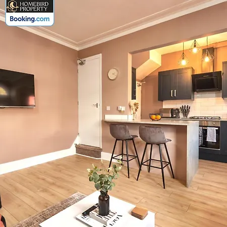 Beautiful 3bdr House By Homebird Management Short Lets & Serviced With Free Parking & Free Wifi Лідс