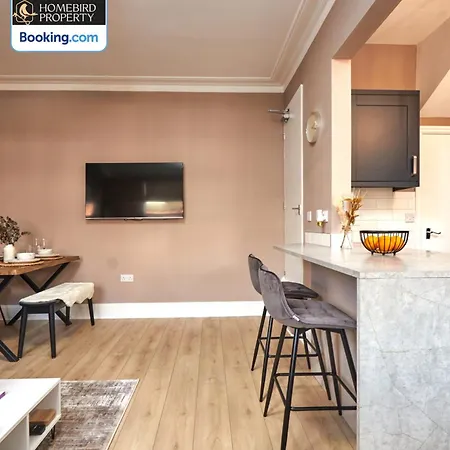 Beautiful 3bdr House By Homebird Management Short Lets & Serviced With Free Parking & Free Wifi 리즈