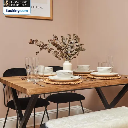 Beautiful 3bdr House By Homebird Management Short Lets & Serviced With Free Parking & Free Wifi 펜션