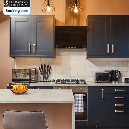 Beautiful 3bdr House By Homebird Management Short Lets & Serviced With Free Parking & Free Wifi 펜션 리즈