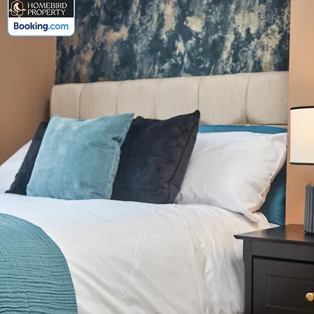 Beautiful 3bdr House By Homebird Management Short Lets & Serviced With Free Parking & Free Wifi Будинок відпочинку