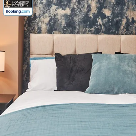 Beautiful 3bdr House By Homebird Management Short Lets & Serviced With Free Parking & Free Wifi Лідс