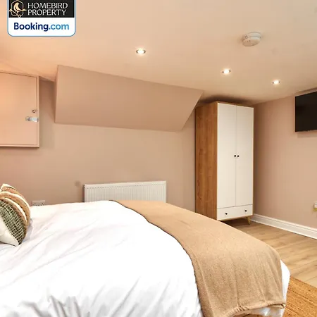 Beautiful 3bdr House By Homebird Management Short Lets & Serviced With Free Parking & Free Wifi Holiday home *