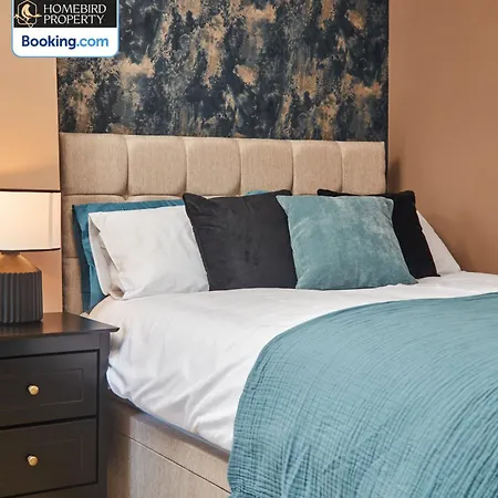 Semesterbostad Beautiful 3bdr House By Homebird Management Short Lets & Serviced With Free Parking & Free Wifi Leeds (West Yorkshire)