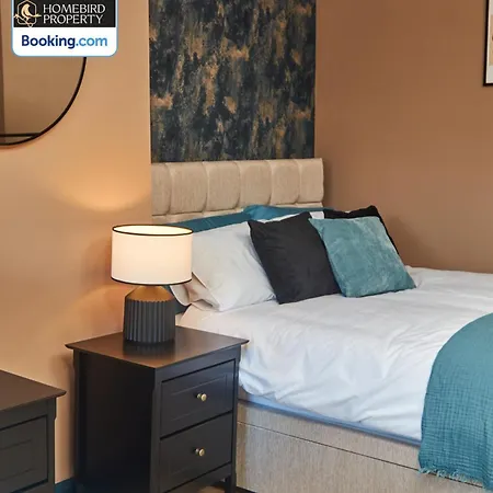 Semesterbostad Beautiful 3bdr House By Homebird Management Short Lets & Serviced With Free Parking & Free Wifi Leeds (West Yorkshire)