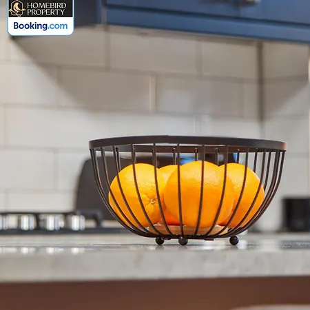 Beautiful 3bdr House By Homebird Management Short Lets & Serviced With Free Parking & Free Wifi Будинок відпочинку