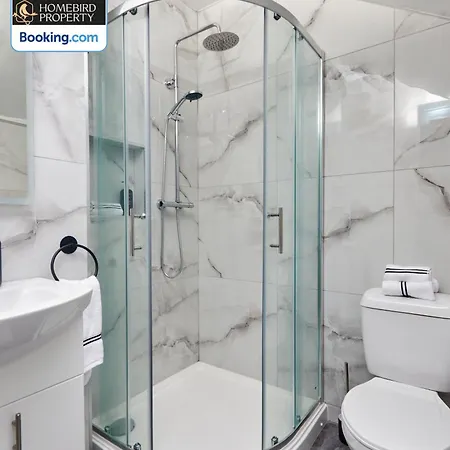 Beautiful 3bdr House By Homebird Management Short Lets & Serviced With Free Parking & Free Wifi Будинок відпочинку