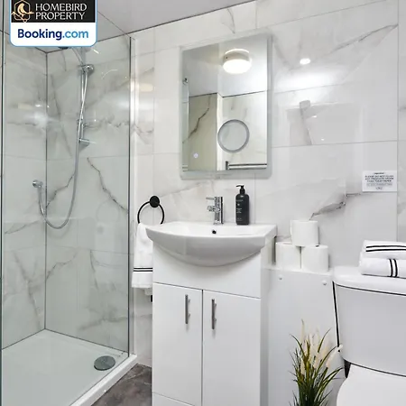 Semesterbostad Beautiful 3bdr House By Homebird Management Short Lets & Serviced With Free Parking & Free Wifi