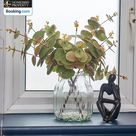 Будинок відпочинку Beautiful 3bdr House By Homebird Management Short Lets & Serviced With Free Parking & Free Wifi *