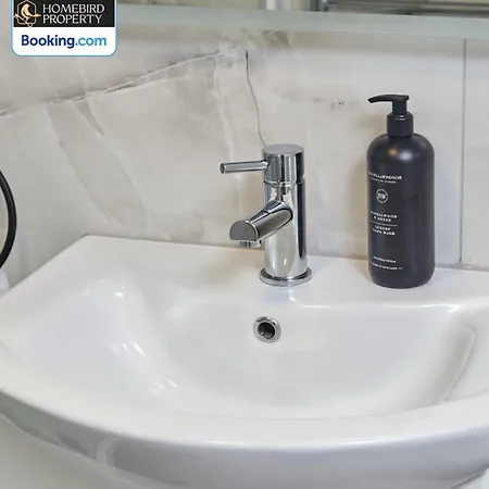 Beautiful 3bdr House By Homebird Management Short Lets & Serviced With Free Parking & Free Wifi *