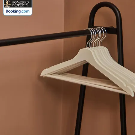 Beautiful 3bdr House By Homebird Management Short Lets & Serviced With Free Parking & Free Wifi Будинок відпочинку