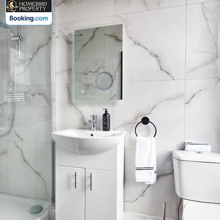 Будинок відпочинку Beautiful 3bdr House By Homebird Management Short Lets & Serviced With Free Parking & Free Wifi