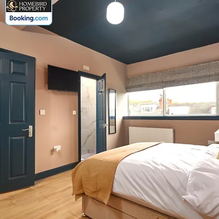 Holiday home Beautiful 3bdr House By Homebird Management Short Lets & Serviced With Free Parking & Free Wifi *