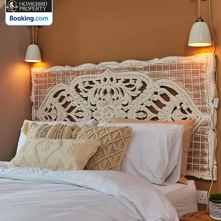 Beautiful 3bdr House By Homebird Management Short Lets & Serviced With Free Parking & Free Wifi