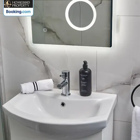 Beautiful 3bdr House By Homebird Management Short Lets & Serviced With Free Parking & Free Wifi Будинок відпочинку