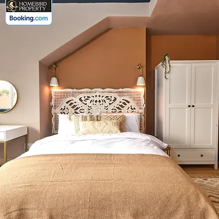 Beautiful 3bdr House By Homebird Management Short Lets & Serviced With Free Parking & Free Wifi Будинок відпочинку *