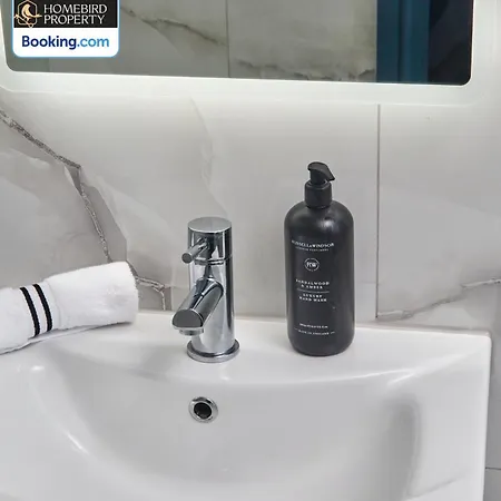 Будинок відпочинку Beautiful 3bdr House By Homebird Management Short Lets & Serviced With Free Parking & Free Wifi *