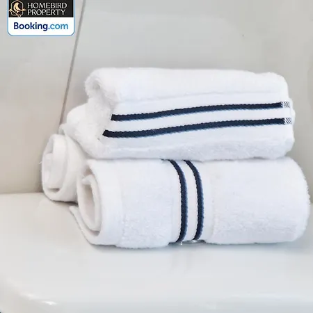 Beautiful 3bdr House By Homebird Management Short Lets & Serviced With Free Parking & Free Wifi Будинок відпочинку *