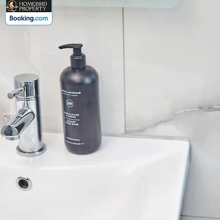 Beautiful 3bdr House By Homebird Management Short Lets & Serviced With Free Parking & Free Wifi Будинок відпочинку Лідс