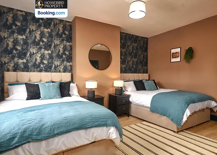 Semesterbostad Beautiful 3bdr House By Homebird Management Short Lets & Serviced With Free Parking & Free Wifi *