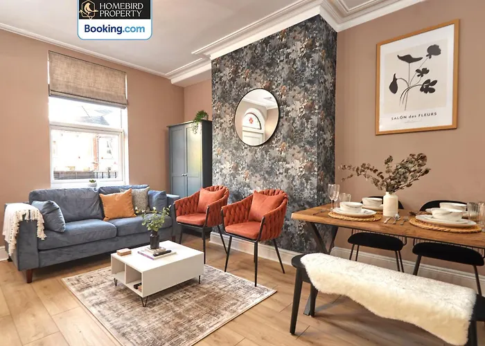 Beautiful 3bdr House By Homebird Management Short Lets & Serviced With Free Parking & Free Wifi