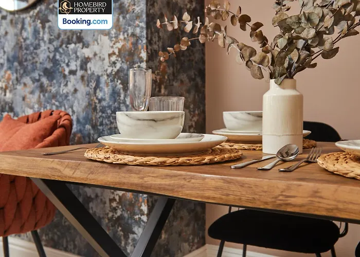 Beautiful 3bdr House By Homebird Management Short Lets & Serviced With Free Parking & Free Wifi Semesterbostad