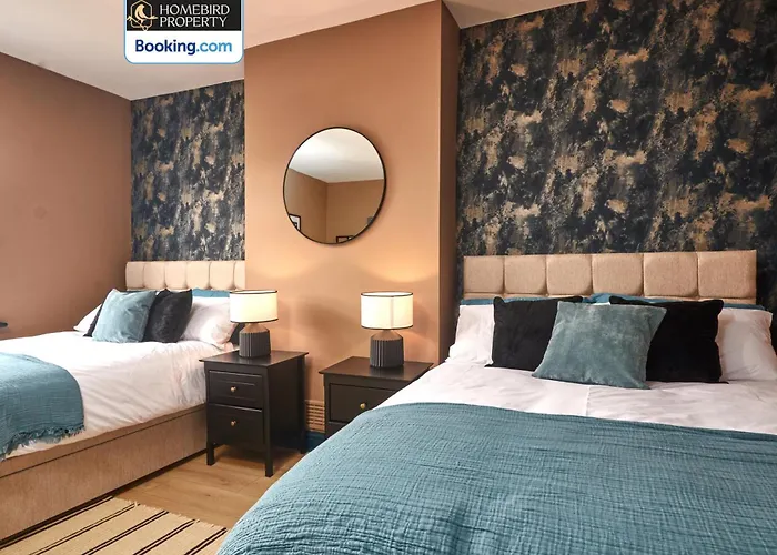 Beautiful 3bdr House By Homebird Management Short Lets & Serviced With Free Parking & Free Wifi Semesterbostad