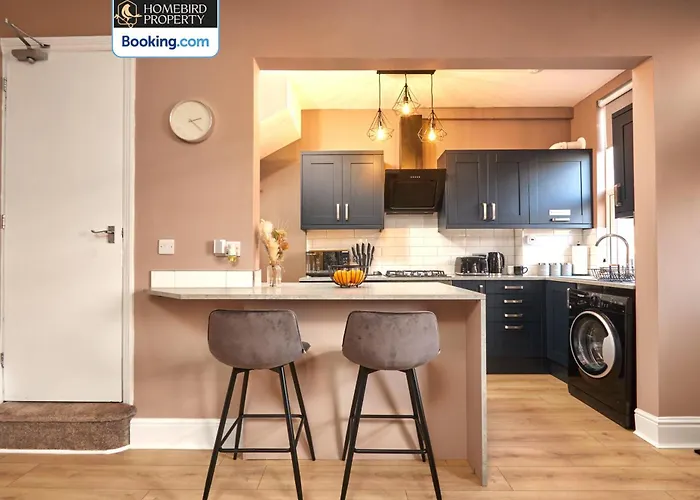 Beautiful 3bdr House By Homebird Management Short Lets & Serviced With Free Parking & Free Wifi *